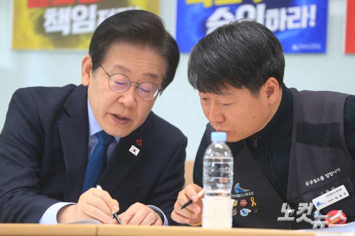 철도노조 파업 닷새째를 맞이한 9일 오후 서울 용산구 철도회관을 찾은 더불어민주당 이재명 대표가 최명호 전국철도노동조합 위원장과 대화를 나누고 있다.