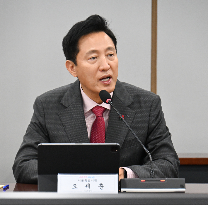 오세훈 서울시장이 10일 오후 서울시청 기획상황실에서 열린 비상경제회의에서 모두발언을 하고 있다. 서울시 제공