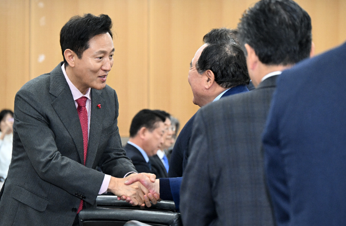 오세훈 서울시장이 10일 오후 서울시청 기획상황실에서 열린 비상경제회의에 참석한 주요 경제, 기업단체 관계자와 인사를 나누고 있다. 서울시 제공