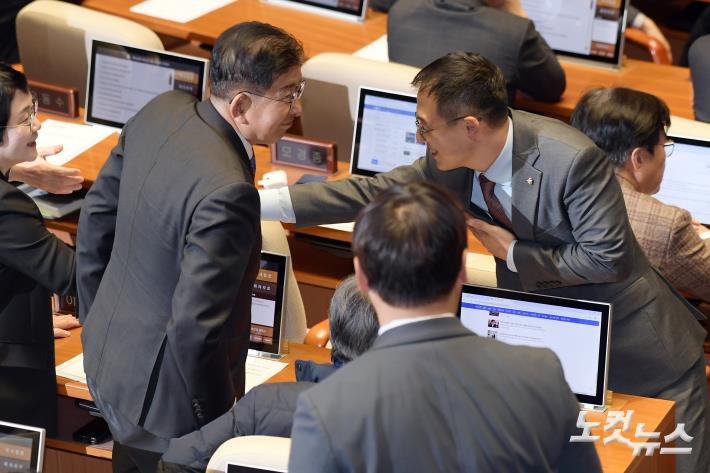 민주당 의원들과 인사하는 김상욱 의원