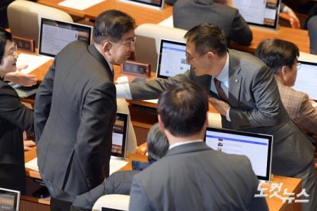 민주당 의원들과 인사하는 김상욱 의원