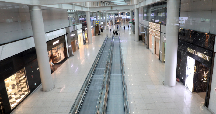 한산한 인천공항 면세구역 모습. 연합뉴스