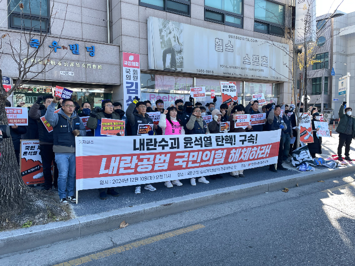 민주노총 경주지부가 김석기 국회의원 사무소 앞에서 기자회견을 갖고 있다. 독자 제공