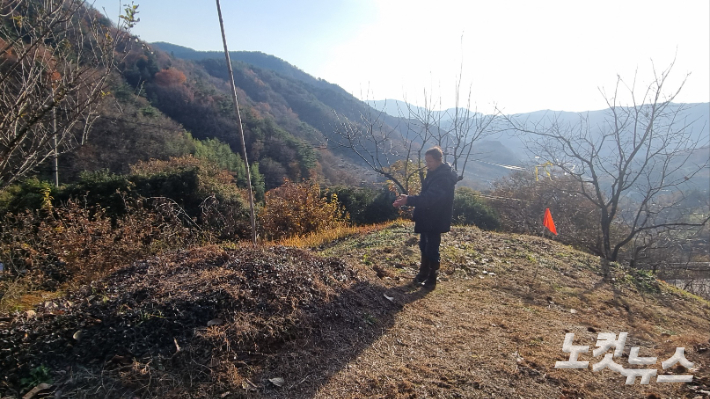 10일 이상의 진상면 탄치마을 이장이 유해발굴 지점을 안내하고 있다. 박사라 기자 