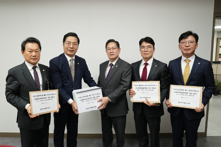 지난 11월 21일 구재이 세무사회장이 박수영 조세소위원장에게 '전자신고세액공제 폐지반대 탄원서'를 제출하고 있다. 한국세무사회 제공