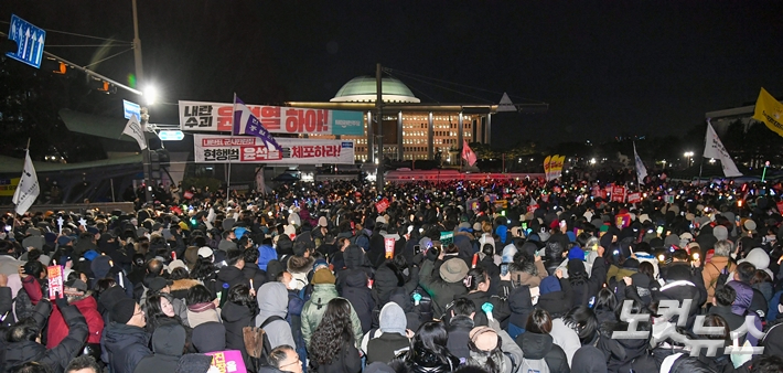 지난 7일 서울 여의도 국회의사당 앞에서 열린 윤석열 대통령 탄핵 집회에 모인 시민들. 박종민 기자