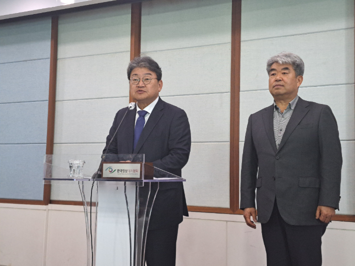 유정배 춘천철원화천양구(을) 지역위원회위원장은 윤석열 대통령이 지난 3일 비상계엄을 선포했을 당시 양구군청에 군인들이 출동한 것과 관련, 명확한 조사가 필요하다고 주장했다. 진유정 기자