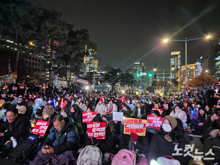 10일 오후 서울 영등포구 국회의사당 앞에서 열린 '내란수괴 윤석열 즉각 탄핵! 시민촛불집회'에서 참석자들이 구호를 외치고 있다. 박희영 기자