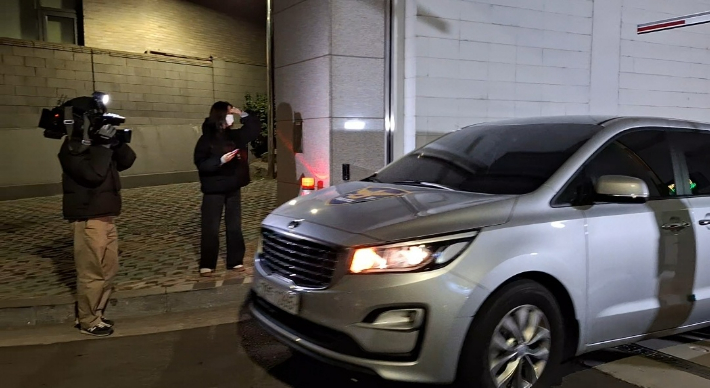 국가수사본부 비상계엄 특별수사단은 11일 내란 혐의를 받는 조지호 경찰청장을 긴급체포했다. 김봉식 서울경찰청장도 같은 날 긴급체포됐다.