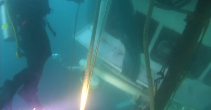 전복된 금광호 내부를 수색중인 해경. 포항해경 제공