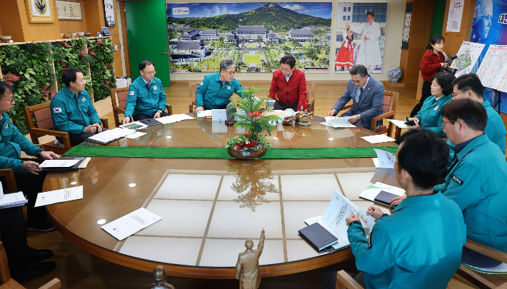 임상섭 산림청장과 이철우 경북도지사가 소나무재선충병 방제를 위한 협력방안을 논의하고 있다. 산림청 제공