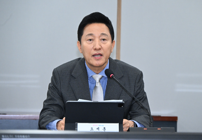 오세훈 서울시장이 11일 서울시청에서 비상경제회의를 주재하고 발언하고 있다. 서울시 제공 