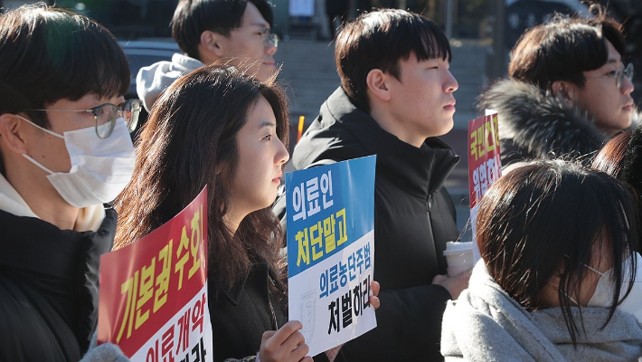 8일 서울 종로구 대학로에서 열린 서울대병원 전공의협의회 비상대책위원회 '젊은 의사 의료계엄 규탄 집회'에서 사직 전공의를 비롯한 젊은 의사들이 계엄 규탄 및 의료개혁 철폐를 촉구하고 있다. 연합뉴스