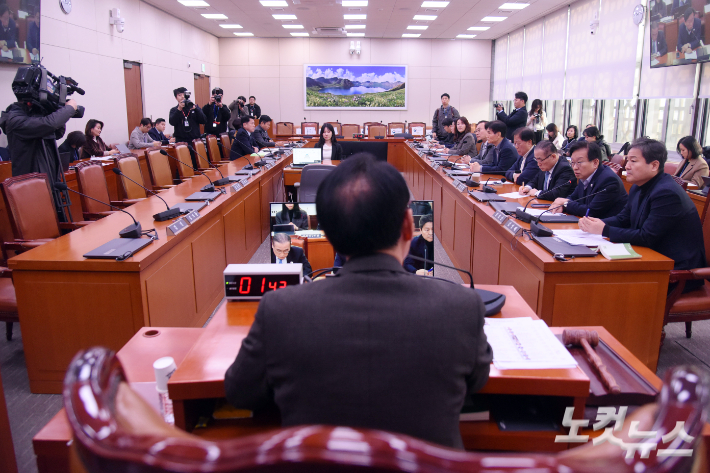 11일 서울 여의도 국회에서 열린 외교통일위원회 전체회의에 여당 의원들과 외교부·통일부 장관 등 정부 관계자들이 불참해 자리가 비어 있다. 윤창원 기자