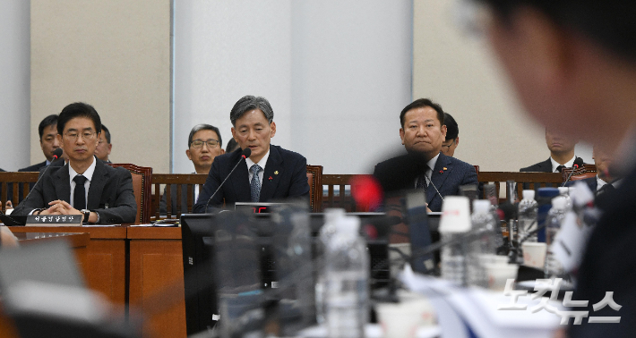 왼쪽부터 김봉식 서울경찰청장, 조 청장, 이상민 행정안전부 장관. 박종민 기자