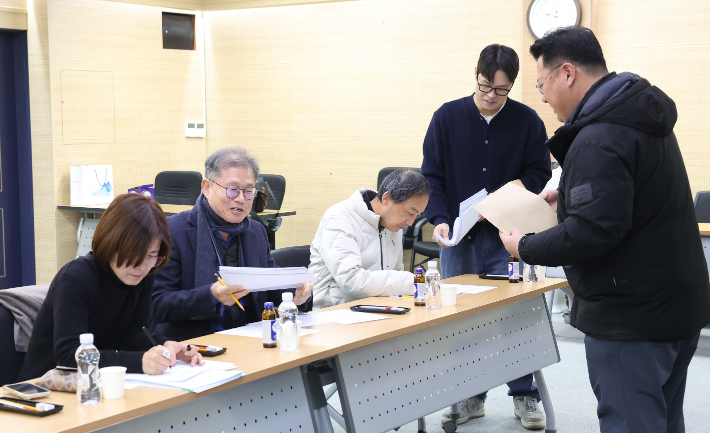 나미수 전북대학교 미디어커뮤니케이션학과 교수와 이성원 전 전북일보 논설의원, 강혁구 전 JTV전주방송 시사제작국장(왼쪽부터) 등 전북기자협회 '2024 전북기자상' 심사위원들이 출품작을 살펴보고 있다. 전북사진기자협회 제공