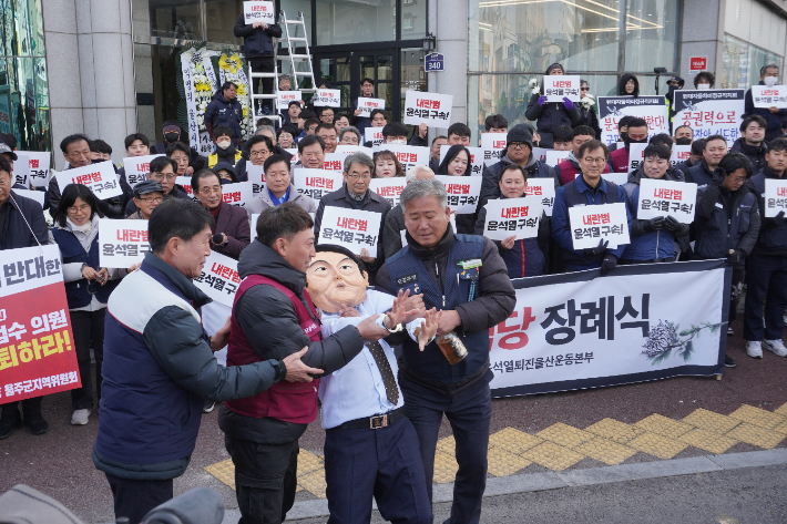 46개 노동시민사회단체가 참여한 윤석열 퇴진 울산운동본부는 11일 윤 대통령을 체포하는 퍼포먼스를 했다. 윤석열 퇴진 울산운동본부 제공