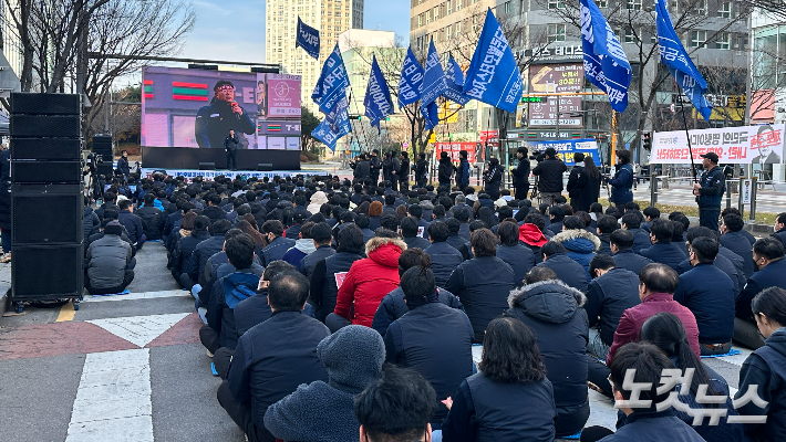  전국금속노동조합 광주전남지부가 11일 오후 광주 서구 국민의힘 광주시당 당사 앞에서 '내란 주범 윤석열 즉각 탄핵·내란동조 국민의힘 해체' 촉구 총파업대회를 개최했다. 이번 총파업대회는 조합원 700여명이 참석했다. 김한영 기자