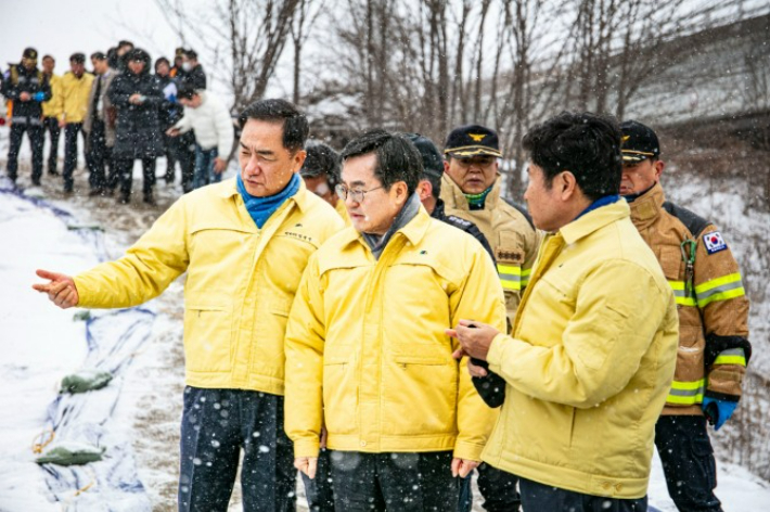 정장선(왼쪽) 평택시장이 김동연(가운데) 경기도지사와 함께 폭설 피해 현장을 점검하고 있는 모습. 평택시 제공