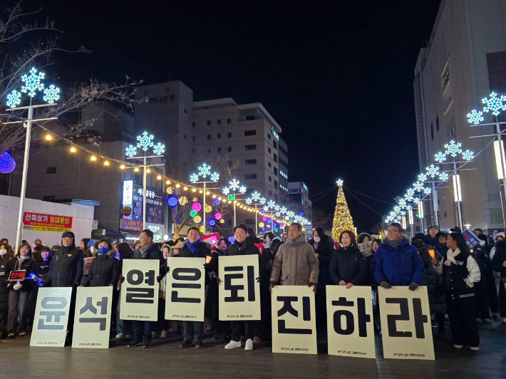 지난 8일 오후 강원 강릉시 월화거리에서 강릉시민들이 촛불 집회를 열고 윤석열 탄핵을 촉구하며 거리 행진을 벌였다. 강릉비상행동 제공