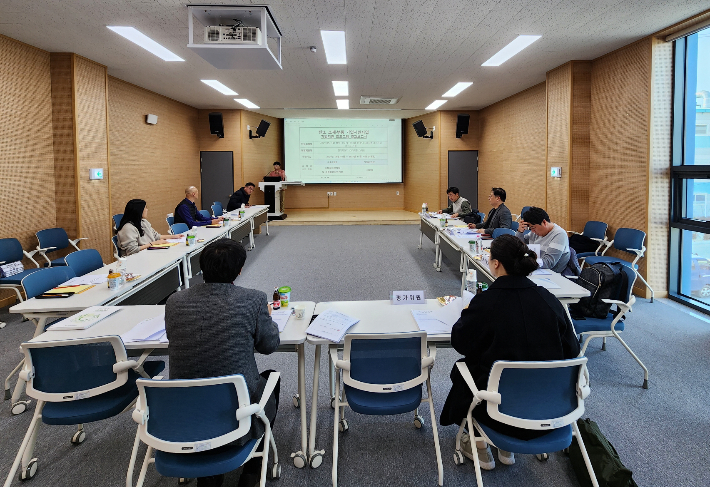 창성기업 관계자가 11일 기업지원사업 최종 보고회에서 발표를 하고 있다. 경주시 제공