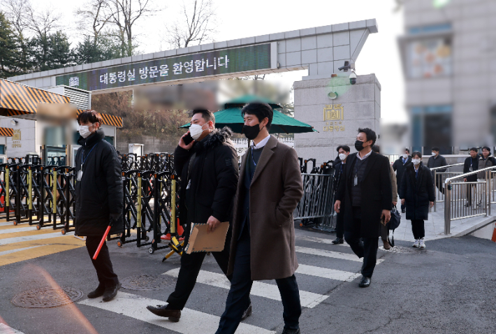 '내란 수사' 警압색 막아선 용산…"이전 정부 관례" 버티기