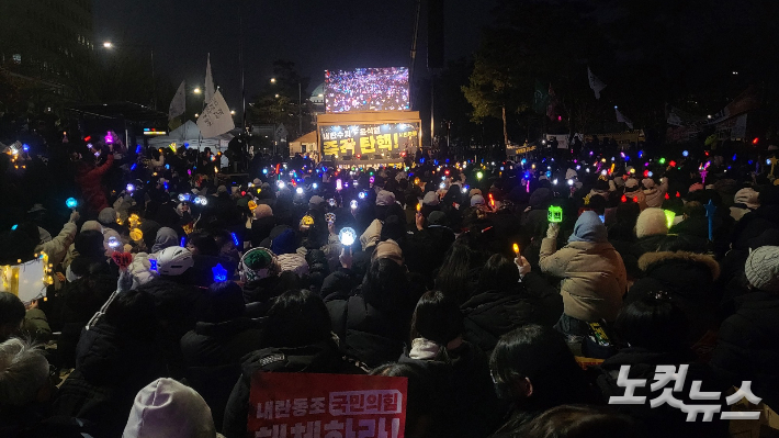  '윤석열즉각퇴진·사회대개혁 비상행동(비상행동)'가 11일 오후 6시 윤석열 대통령의 탄핵소추안 재표결을 촉구하는 집회를 국회 앞에서 진행하고 있다. 주보배 기자