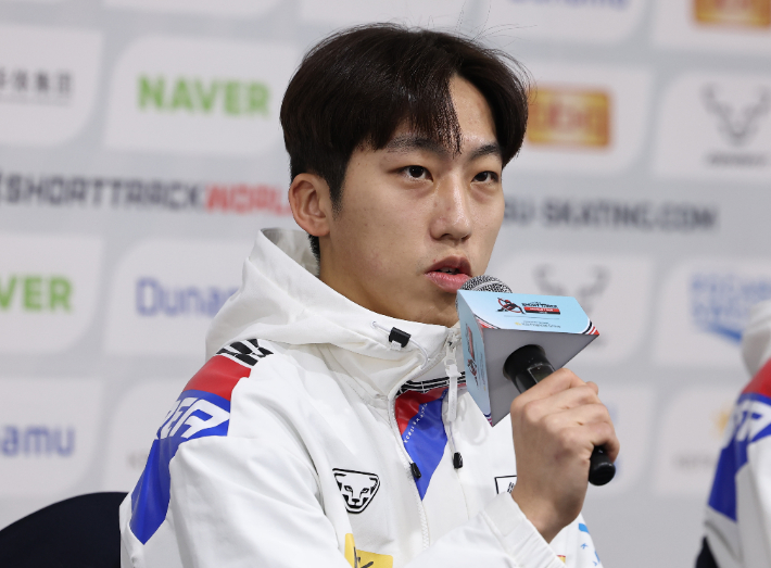 2024~25 국제빙상연맹(ISU) 쇼트트랙 월드 투어 서울을 앞두고 11일 오후 서울 양천구 목동 아이스링크에서 열린 대한민국 쇼트트랙 대표팀 미디어 데이에서 박지원이 각오를 밝히고 있다. 연합뉴스