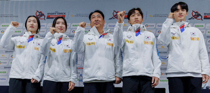 2024~25 국제빙상연맹(ISU) 쇼트트랙 월드 투어 서울을 앞두고 11일 오후 서울 양천구 목동 아이스링크에서 열린 대한민국 쇼트트랙 대표팀 미디어 데이에서 선수단이 선전을 다짐하고 있다. 최민정(왼쪽부터), 김길리, 윤재명 감독, 박지원, 장성우. 연합뉴스
