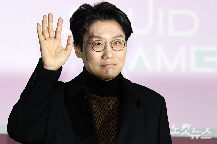 황동혁 감독이 9일 서울 동대문디자인플라자에서 열린 넷플릭스 '오징어게임2' 제작발표회에서 포즈를 취하고 있다. 박종민 기자