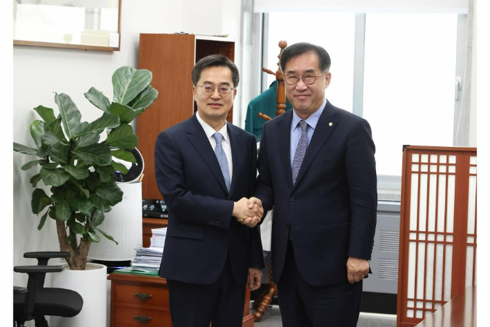 11일 오전 국회 본관 국토교통위원장실에서 김동연 경기도지사가 맹성규 국토교통위원장과 기념사진을 촬영하고 있다. 경기도 제공