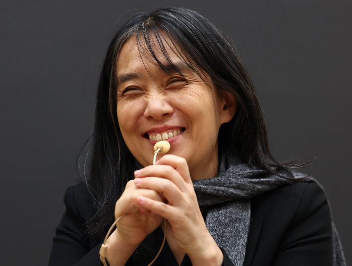 한강 "책 속에 모든 게 다 있어…계속 글 쓸 것"