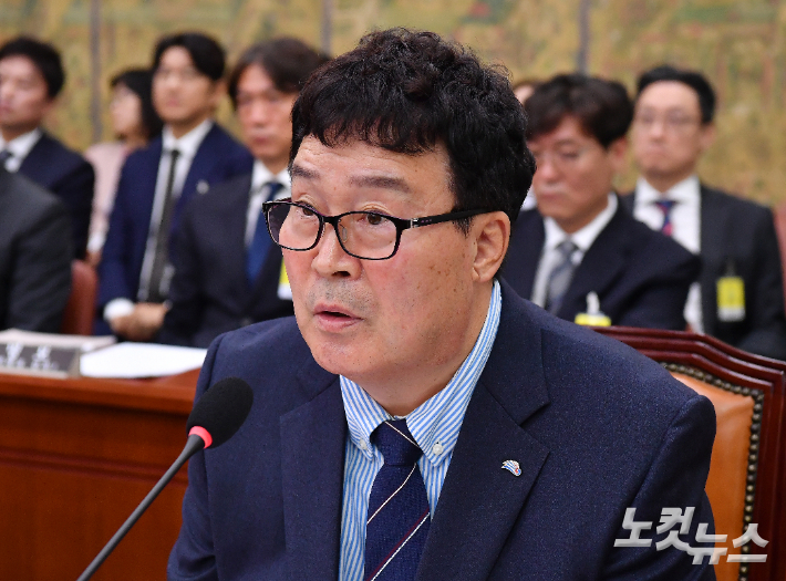 김택규 대한배드민턴협회 전 회장이 국회 문화체육관광위원회의 현안 질의에 참석한 모습. 윤창원 기자