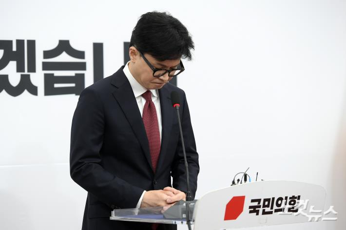 국민의힘 한동훈 대표가 12일 서울 여의도 국회에서 '윤석열 대통령 탄핵 찬성' 입장을 발표하며 굳은 표정을 짓고 있다. 윤창원 기자
