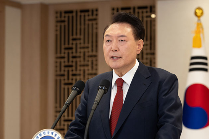 윤석열 대통령이 12일 용산 대통령실에서 대국민 담화 전 인사하고 있다. 대통령실 제공