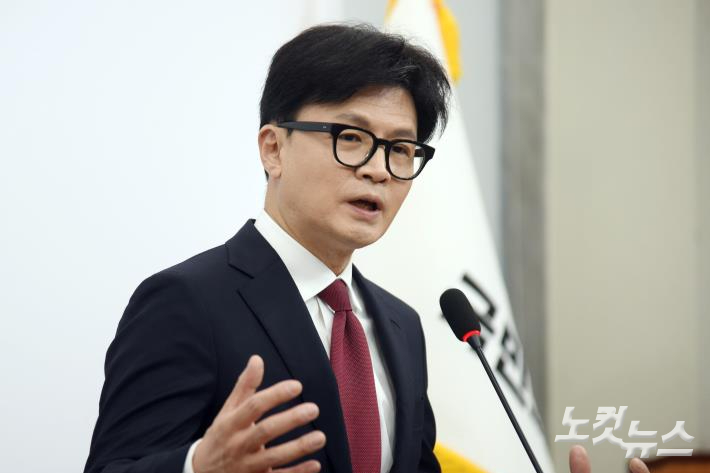 국민의힘 한동훈 대표가 12일 서울 여의도 국회에서 '윤석열 대통령 탄핵 찬성' 입장을 발표하고 있다. 윤창원 기자