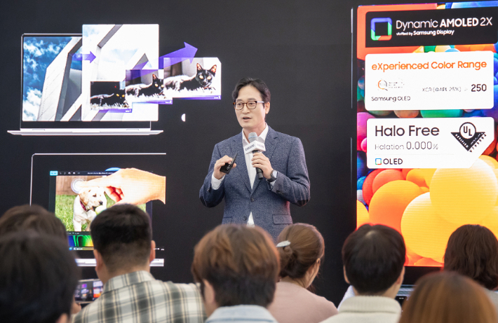 12일 '삼성 강남'에서 진행된 '갤럭시 북5 Pro' 미디어 브리핑 행사에서 삼성전자 MX사업부 갤럭시 에코 비즈 팀장 이민철 상무가 '갤럭시 북5 Pro'를 소개하는 모습. 삼성전자 제공