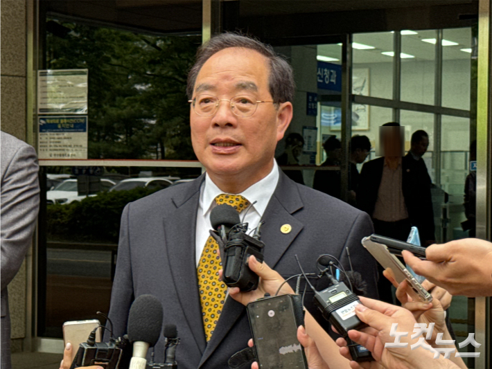 하윤수 부산시교육감이 지난 5월 8일 부산법원종합청사 앞에서 항소심 선고 직후 취재진에게 입장을 밝히고 있다. 박진홍 기자