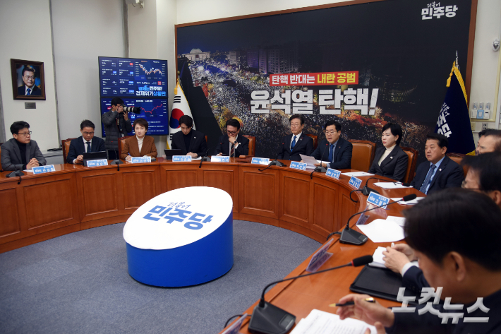 더불어민주당 박찬대 원내대표가 12일 서울 여의도 국회에서 열린 최고위원회의에서 발언을 하고 있다. 윤창원 기자