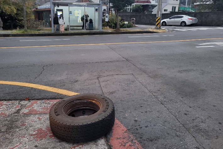 화물차에서 빠진 바퀴. 제주도소방안전본부 제공