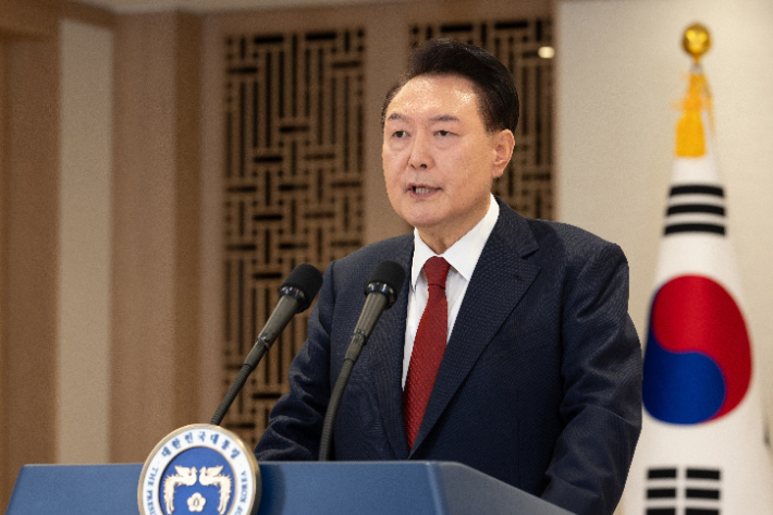 윤석열 대통령이 12일 용산 대통령실에서 대국민 담화를 하고 있다. 연합뉴스