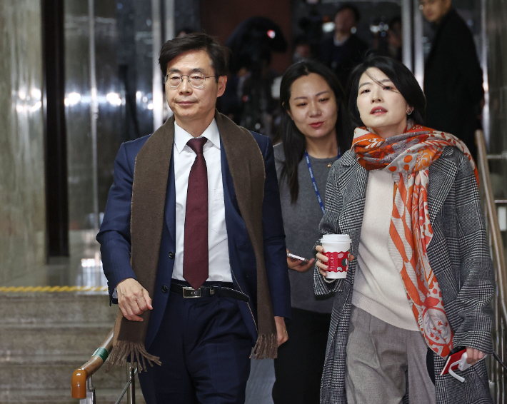 국민의힘 조경태, 한지아 의원이 7일 서울 여의도 국회에서 열린 의원총회에 참석하고 있다. 연합뉴스