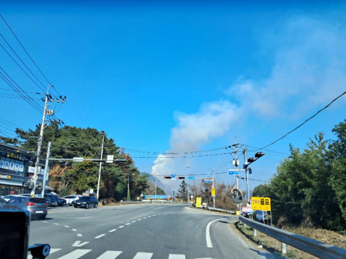 울산시 울주군 범서읍 서사리 한 야산에서 발생한 화재. 울산소방본부 제공