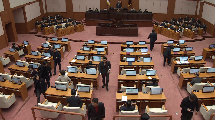 12일 오전 부산시의회 본회의장에서 '윤석열 하야' 발언이 예고되자 국민의힘 의원들이 집단 퇴장하고 있다. 부산시의회 제공