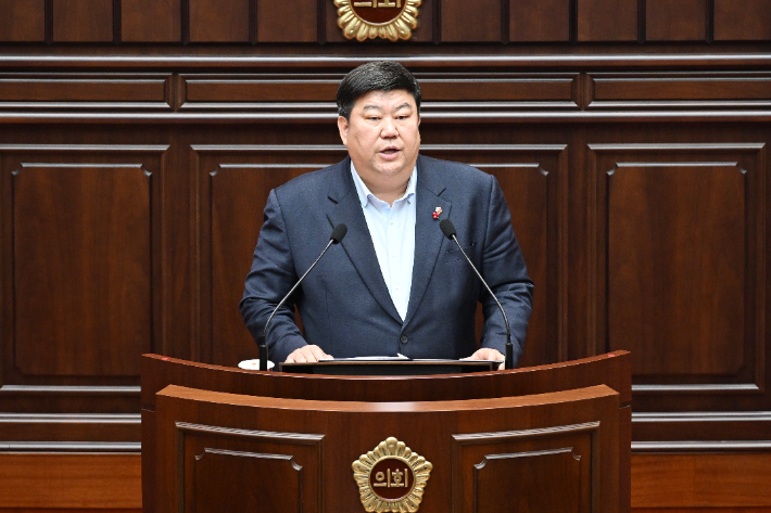 더불어민주당 전원석 의원이 12일 오전 부산시의회 본회의장에서 윤석열 대통령 하야를 촉구하는 5분 자유발언을 진행하고 있다. 부산시의회 제공