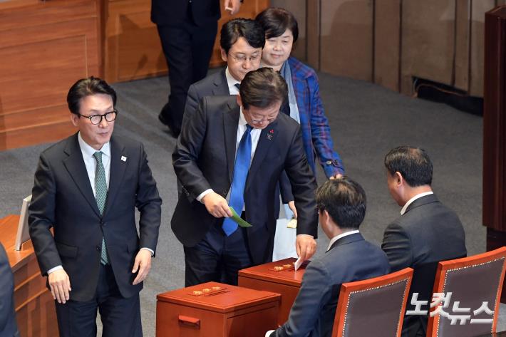 12일 서울 여의도 국회에서 열린 제419회 국회(임시회) 제02차 본회의에서 법무부장관(박성재)·경찰청장(조지호) 탄핵소추안 투표에 더불어민주당 이재명 대표가 참여하고 있다.