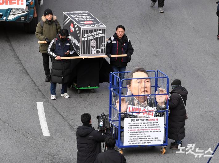‘내란수괴 윤석열 즉각 탄핵·구속