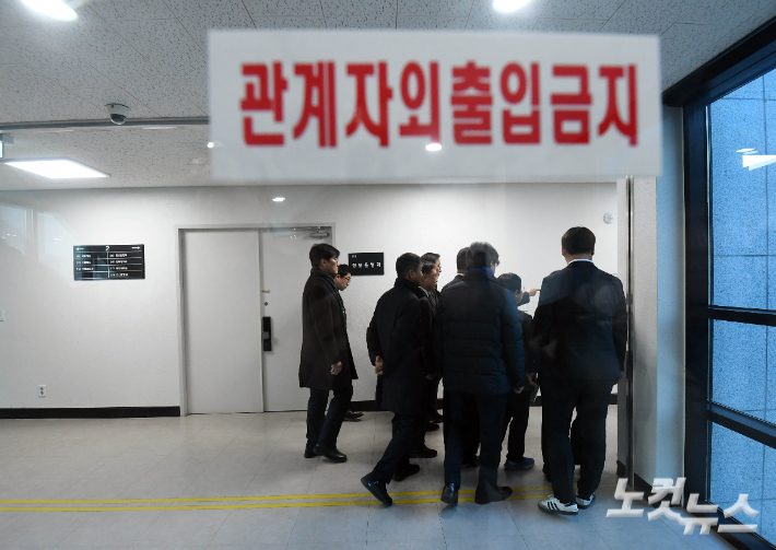 12일 오전 경기 과천 중앙선거관리위원회를 방문한 국회 신정훈 국회 행정안전위원회 위원장를 비롯한 야당 의원들이 계엄군의 선관위 침탈 관련 상황 조사를 위해 서버실로 향하고 있다. 황진환 기자
