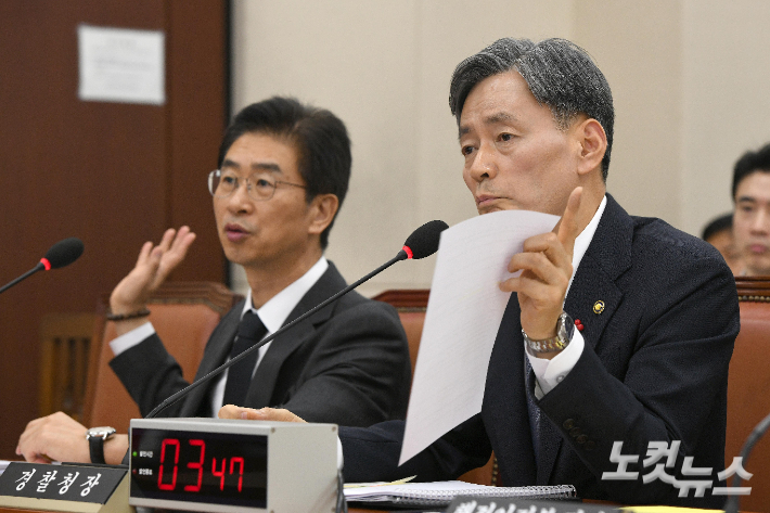 조지호 경찰청장이 5일 국회에서 열린 행정안전위원회 긴급 현안질의에서 의원들의 질의에 답하고 있다. 왼쪽은 김봉식 경찰청장. 박종민 기자