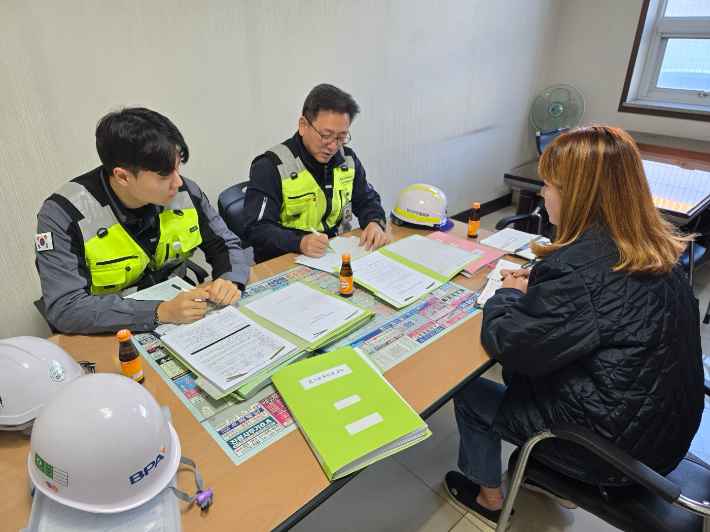 부산항만공사(BPA)와 부산지방해양수산청이 부산항 신항 배후단지 입주기업을 대상으로 합동 안전점검을 실시하고 있는 모습. 부산항만공사 제공